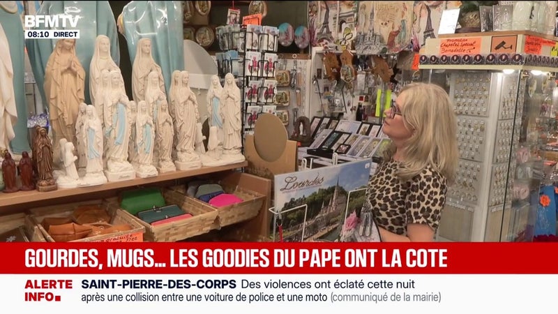 Gourdes, mugs... Les goodies à l'effigie du pape ont du succès