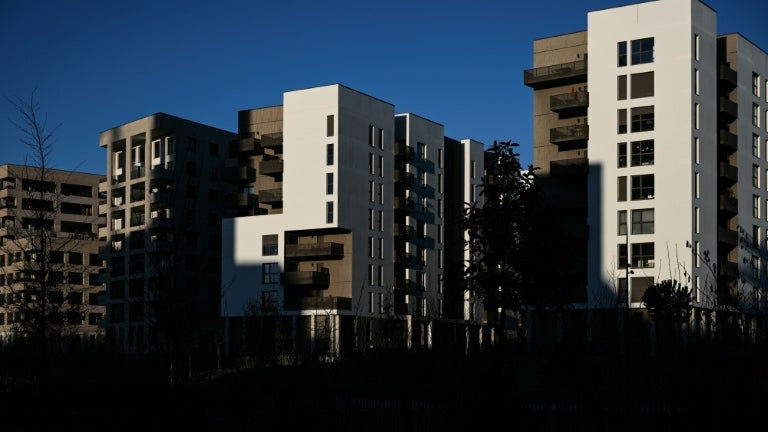 Objectif 400.000 logements et on en est très loin: pourquoi la promotion immobilière s'effondre encore alors que la maison individuelle rebondit elle de 20%