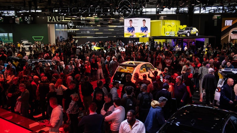 Les ventes de voitures patinent mais les Français se ruent au Mondial de l'Auto: un record de 86.000 visiteurs par jour pour admirer les voitures (avec un tiers de marques chinoises)