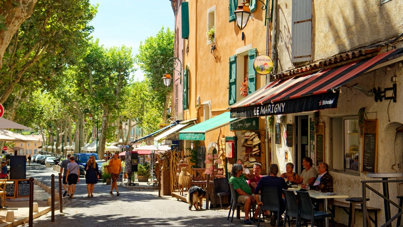Incendie fixé dans le Var: "Ce n'est pas Cotignac l'été", les touristes "appellent tous les jours pour être rassurés"