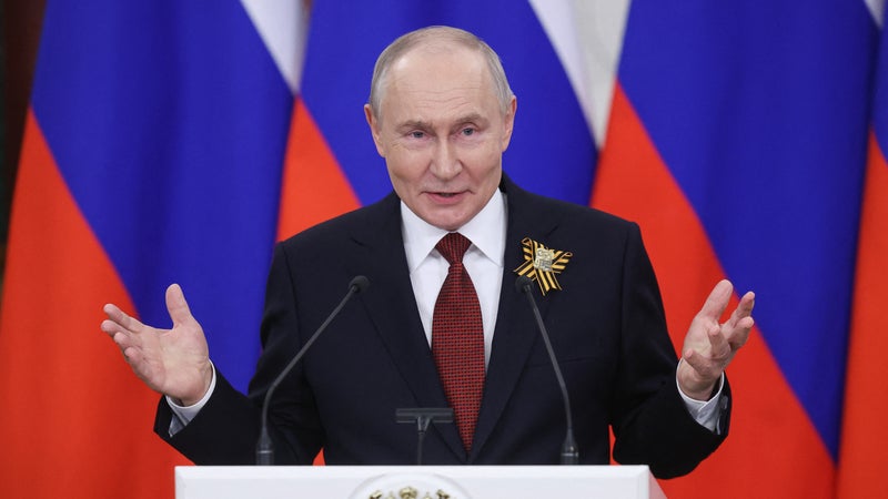 Guerre en Ukraine: Vladimir Poutine ordonne l'arrêt des frappes sur Kiev pendant la visite des émissaires de Donald Trump