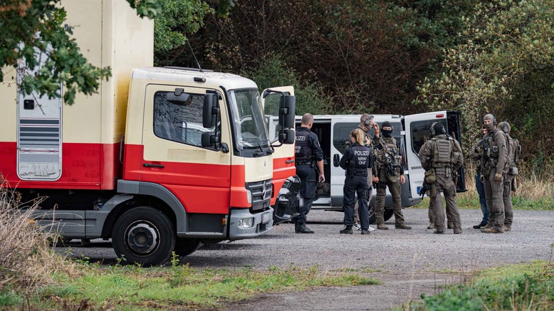 Douze engins explosifs artisanaux découverts près de lignes à haute tension: deux nouvelles tentatives de sabotage sur le réseau électrique en Allemagne, alors qu'un militant "extrémiste" du climat est déjà recherché pour les mêmes actes