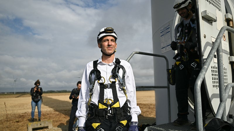 Ascension d'une éolienne, accompagné de Yannick Jadot... Coup d'envoi de la campagne de Raphaël Glucksmann en Charente-Maritime