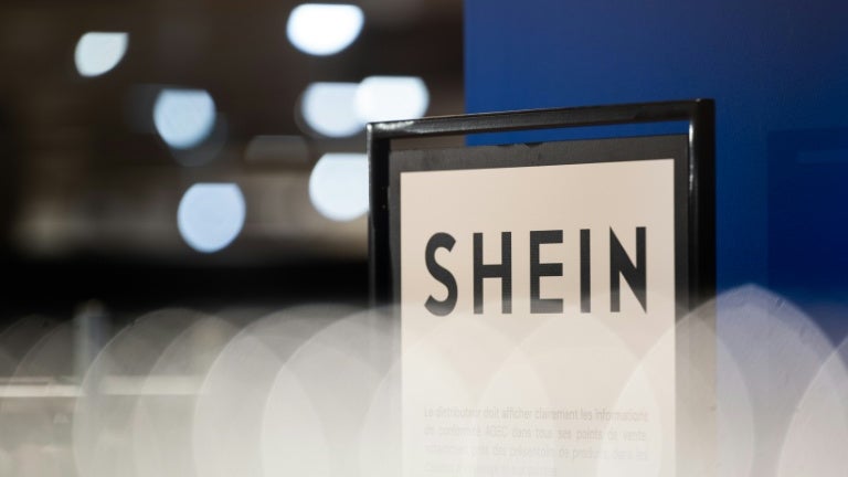Shein dévisse d'entrée: -9% pour son introduction en Bourse à cause de promesses de croissance trop faibles (sa valorisation a été divisée par 4 en 4 ans)