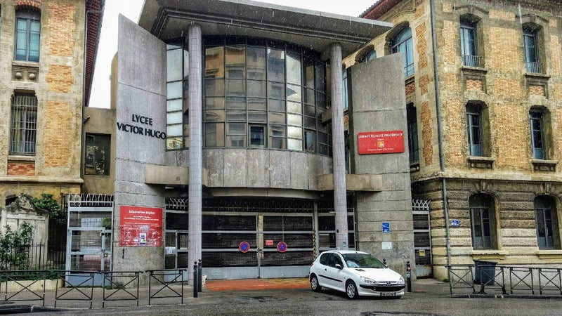 Colère lycéenne: l'équipe de direction d'un lycée "aspergée d'essence" à Marseille, la région dénonce un "cap inacceptable" franchi
