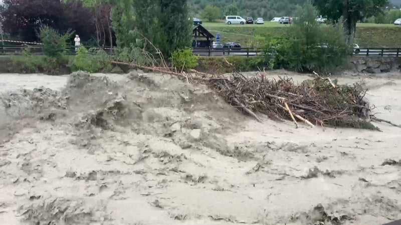 Crues torrentielles dans les Hautes-Alpes: neuf véhicules bloqués depuis un mois vont être évacués par héliportage