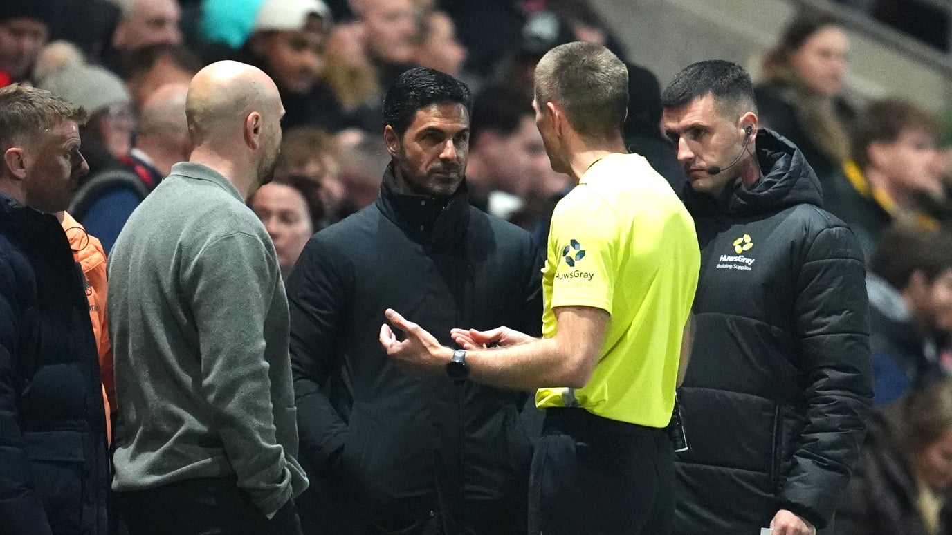 L'arbitre du match de League Cup entre Fleetwood et Arsenal en train de parler aux entraîneurs après l'arrivée d'un drone