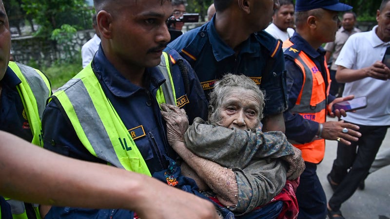 "Comme une guerrière revenant victorieuse d'une bataille": une femme de 97 ans extraite vivante des décombres après la crue dévastatrice au Népal