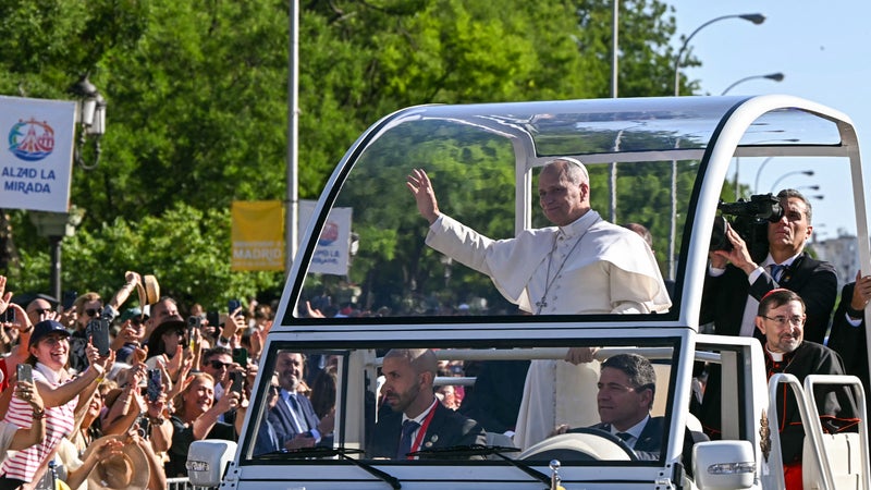 "On va pousser les tables": galères, entraide et système D... L'excitation monte avant la venue du Pape en France