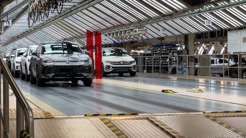 100.000 emplois vont être supprimés: Volkswagen s'accorde sur une restructuration historique et se sépare de 15% de ses effectifs, quatre usines sont en danger de fermeture