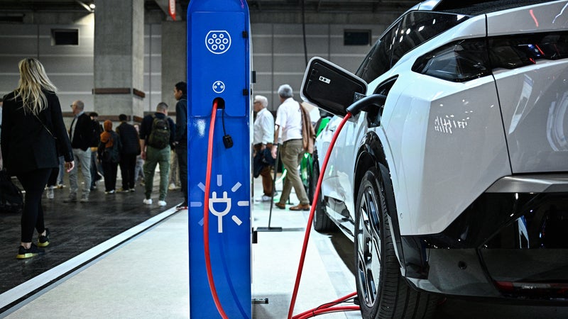 Bornes de recharge électrique: le groupe poitevin Sorégies a des rêves d'Hexagone