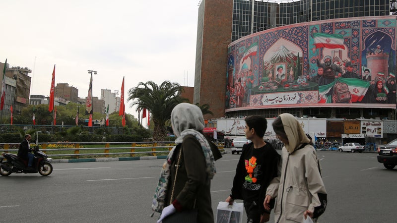 En Iran, les civils pris en étau entre "les crimes contre l'humanité" du régime et un "conflit meurtrier"