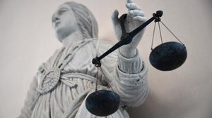Statue représentant la balance de la Justice.