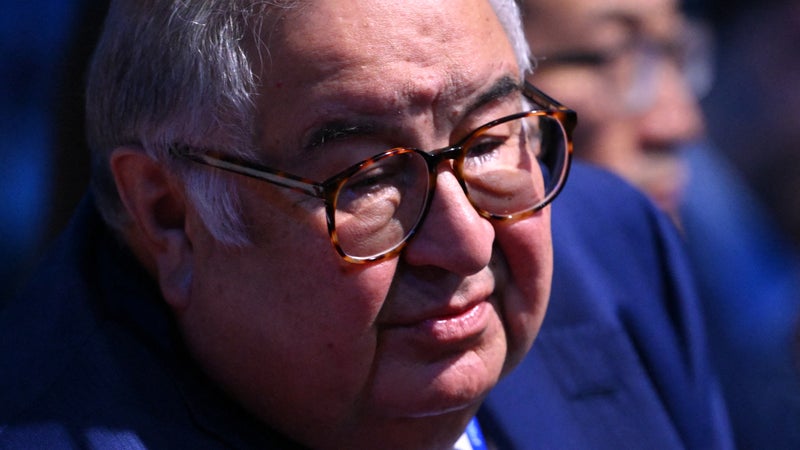 Multimilliardaire, proche de l'Azerbaïdjan... Alicher Ousmanov, l'homme d'affaires russe que la France refuse de sanctionner pour mieux négocier une libération de prisonniers