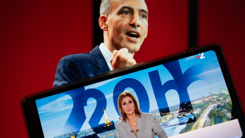 "La mettre au chômage pour faire 3%...": Léa Salamé a-t-elle raison de quitter le "20 heures" pour Raphaël Glucksmann?