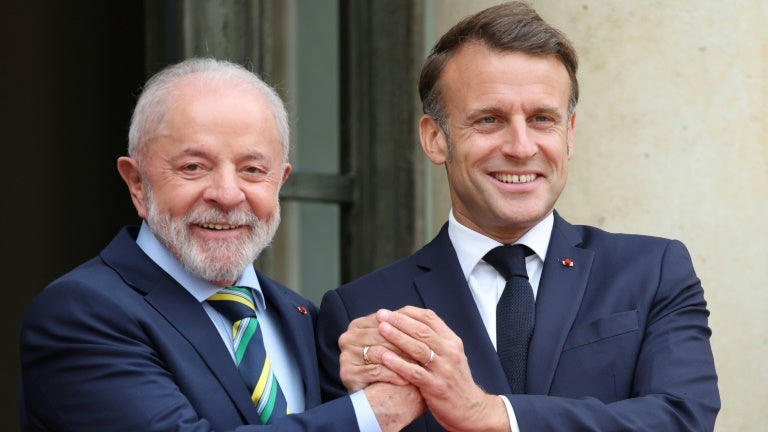 "La France et le Brésil ont beaucoup à construire ensemble": Emmanuel Macron félicite le président brésilien de gauche Lula après sa réélection