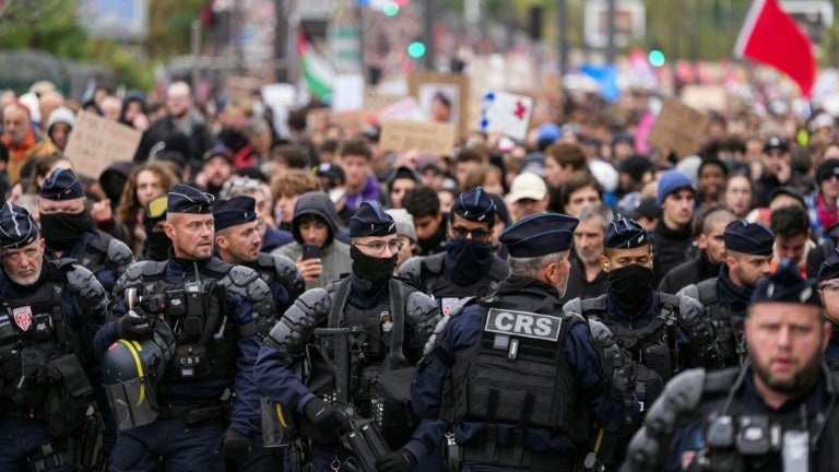 INFO BFMTV. Envahissement du périphérique, lieux de pouvoir ciblés... La note de la police sur ce que redoutent les autorités lors de la manifestation ce samedi 31 octobre à Paris