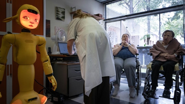"C'est une dame qui a vécu à la ferme et qui s'inquiète beaucoup pour ses animaux": quand l’IA donne vie à des compagnons artificiels et à des robots stimulateurs pour accompagner les malades d’Alzheimer