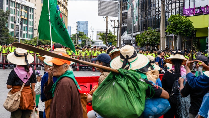 "S'il vous plaît, ne nous rendez pas encore plus pauvres": en marge de la réunion du FMI à Bangkok, des manifestants rejettent les appels à l'austérité