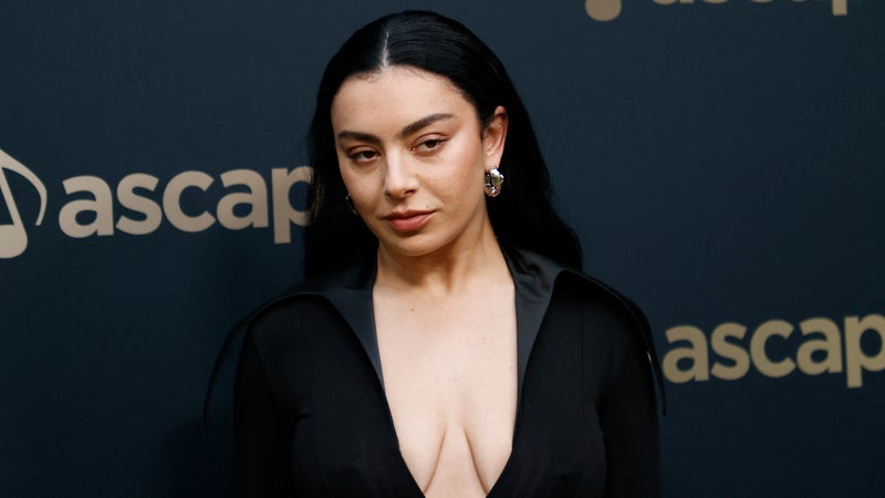 Charli XCX rejoint le casting du prochain film de Martin Scorsese "What Happens at Night"