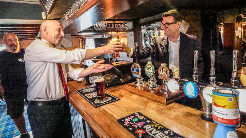 "Les perspectives sont catastrophiques pour le secteur des boissons alcoolisées": le nouveau gouvernement britannique veut encore augmenter la taxe sur la pinte de bière