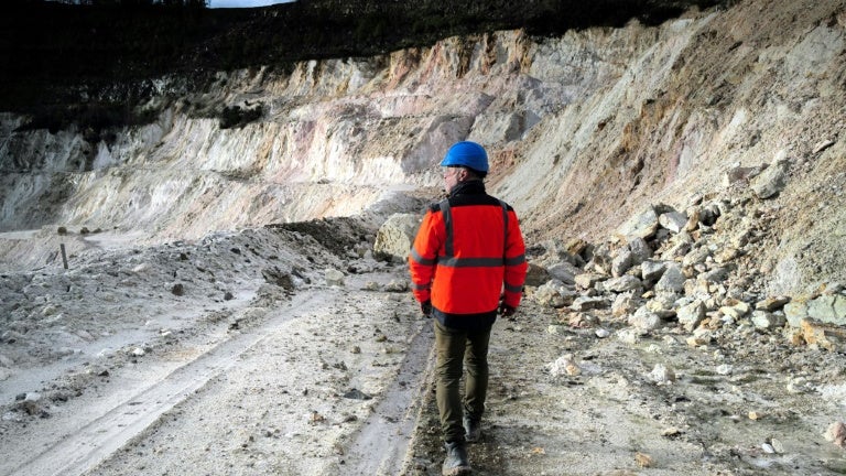 Il veut extraire en Auvergne du lithium pour alimenter 700.000 véhicules électriques par an: le spécialiste des minerais Imerys obtient la concession de la mine de Beauvoir jusqu'en 2075