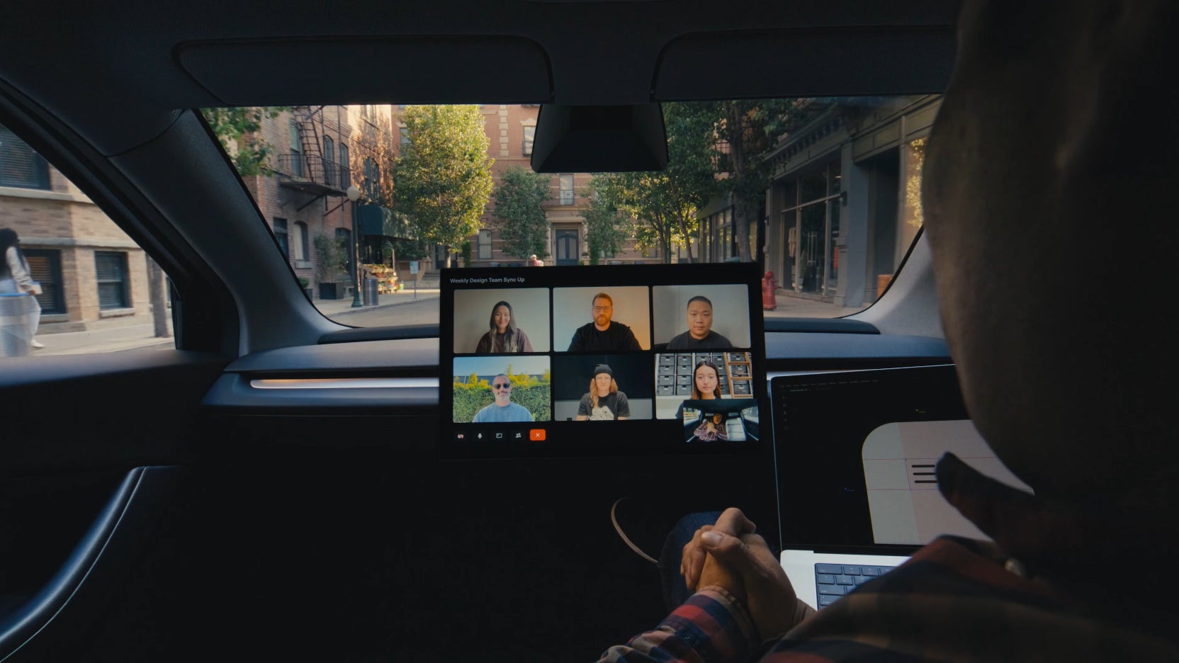 Une conférence en visio dans un Tesla Cybercab. Une conférence en visio dans un Tesla Cybercab.