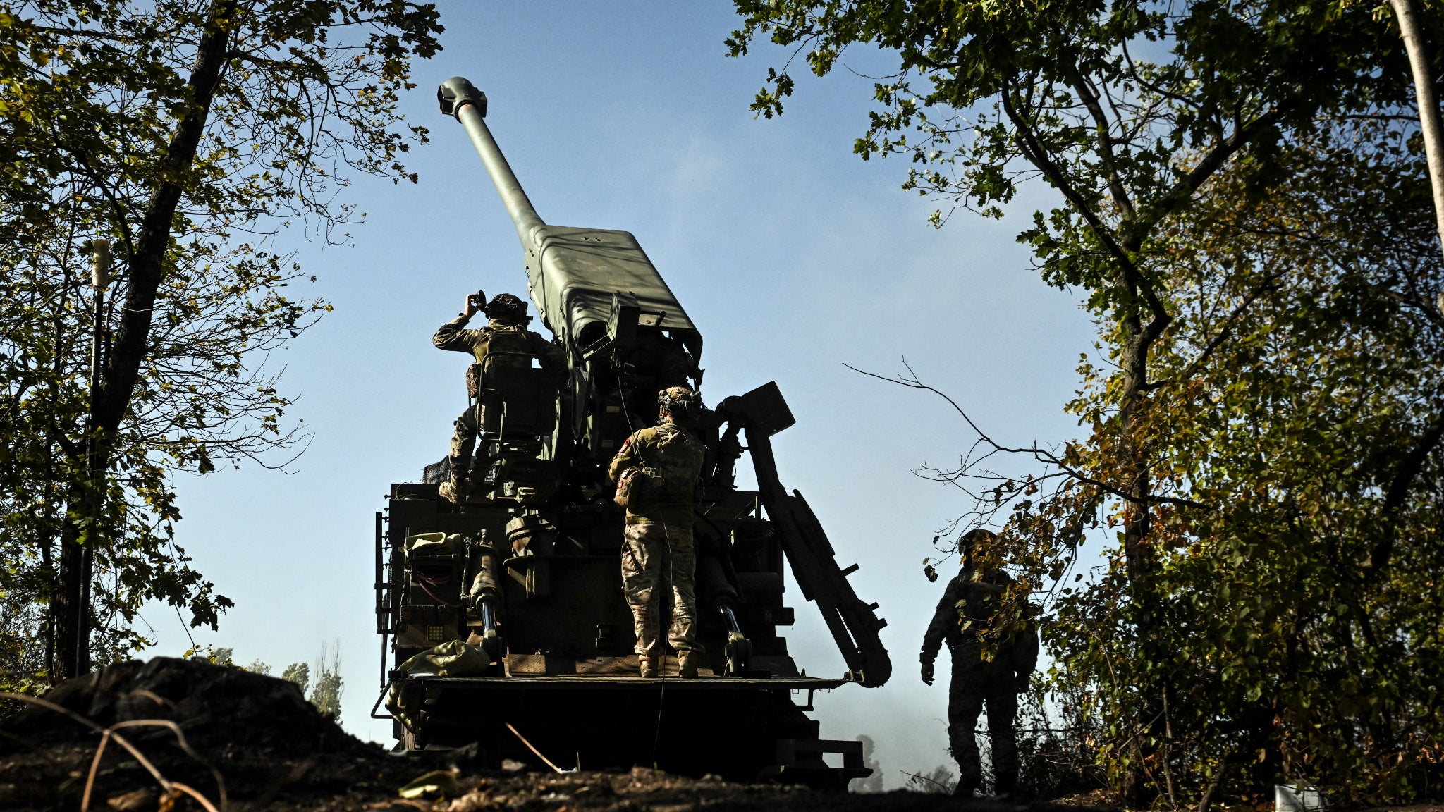 Des soldats de la 44e brigade d'artillerie indépendante se préparent pour une mission de combat avec l'obusier automoteur Bohdana, dans le secteur de Zaporijjia, en Ukraine, le 13 septembre 2025.