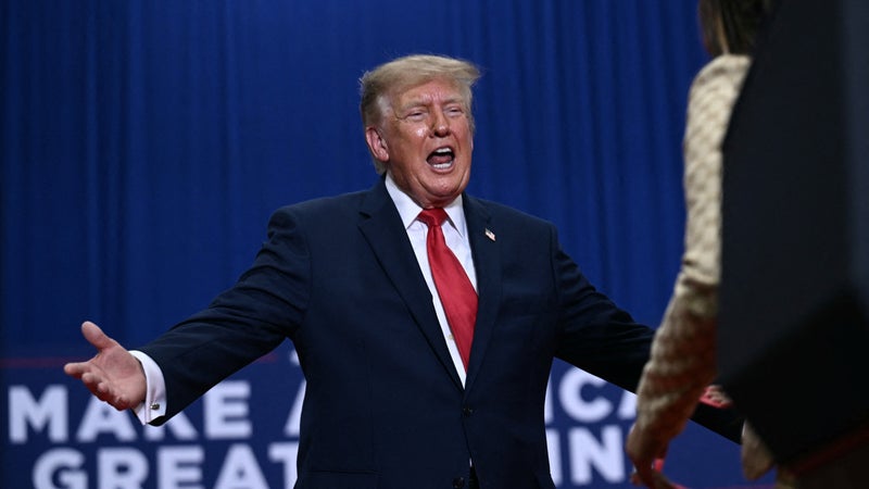 "Difficiles à manquer": Donald Trump commente les fesses de la rappeuse Nicki Minaj venue le soutenir lors d'un meeting dans le Michigan