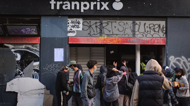 "Ce que l'on a vécu est inacceptable": restaurateurs et grande distribution s'indignent de devoir "payer la facture des violences" du 17 octobre