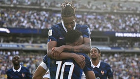 Michael Olise dans les bras de Kylian Mbappé lors de la victoire de l'équipe de France en 16e de finale de Coupe du monde, 30 juin 2026