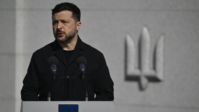 Guerre en Ukraine: Volodymyr Zelensky dénonce des frappes russes sur les aéroports de Kiev avant la visite des émissaires américains
