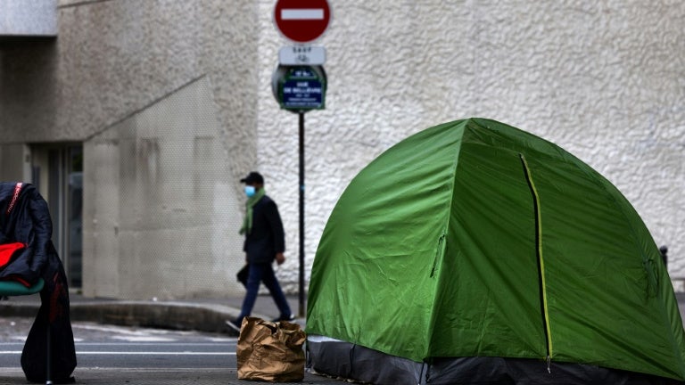 Alors que le taux de pauvreté est au plus haut depuis 30 ans, des associations demandent au gouvernement de protéger les plus modestes de ses mesures budgétaires