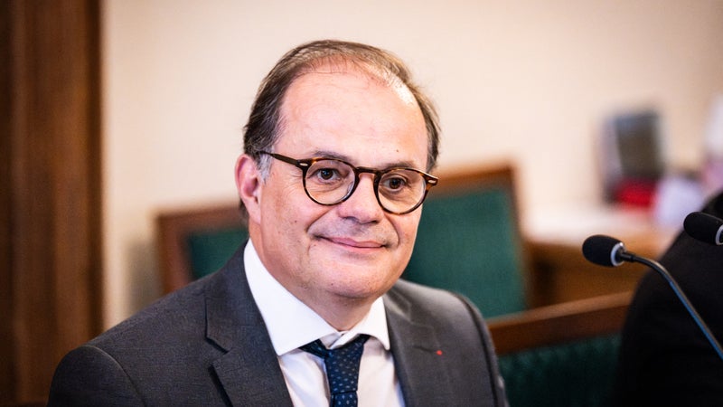 Un budget adopté grâce au 49.3? Le gouverneur de la Banque de France rappelle les moyens de contourner l'absence de majorité et appelle les politiques à "prendre leurs responsabilités"