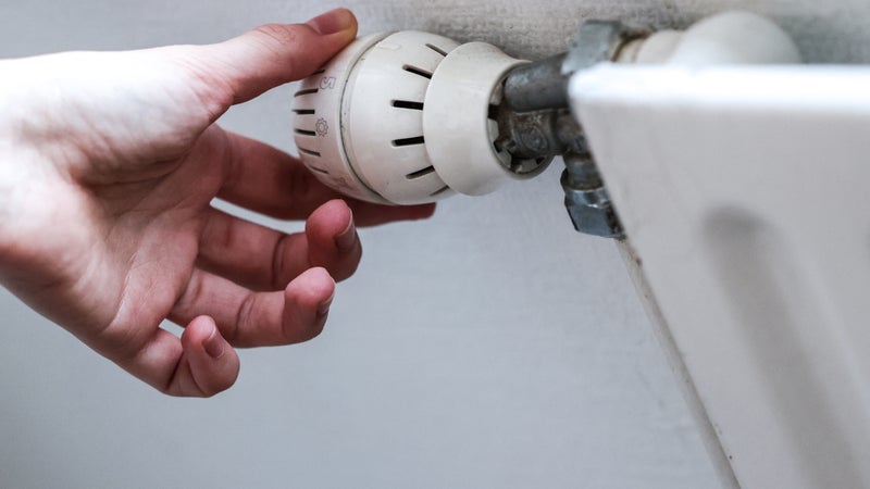 Le prix du gaz va encore augmenter de 6%, mais alors pourquoi les Français continuent-ils d'installer des chaudières plutôt que des pompes à chaleur électriques?