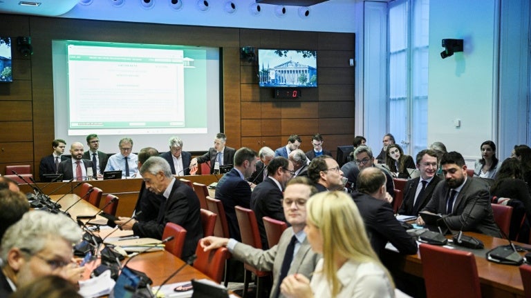 “On ne vit pas bien avec 1.265 euros” : pourquoi le gel des retraites prévu par le gouvernement provoque un tollé à l’Assemblée