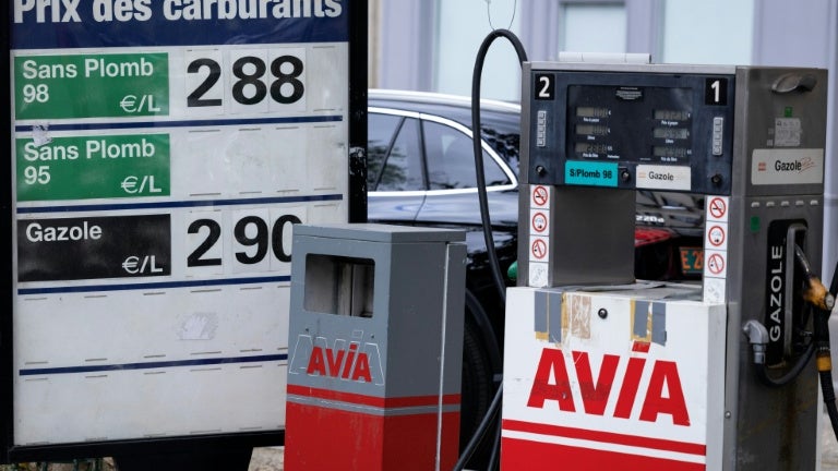 Le gouvernement veut rendre aux Français le surplus de TVA sur le carburant: l'État a engrangé plus de 300 millions d'euros depuis mars, mais ses autres recettes ont chuté