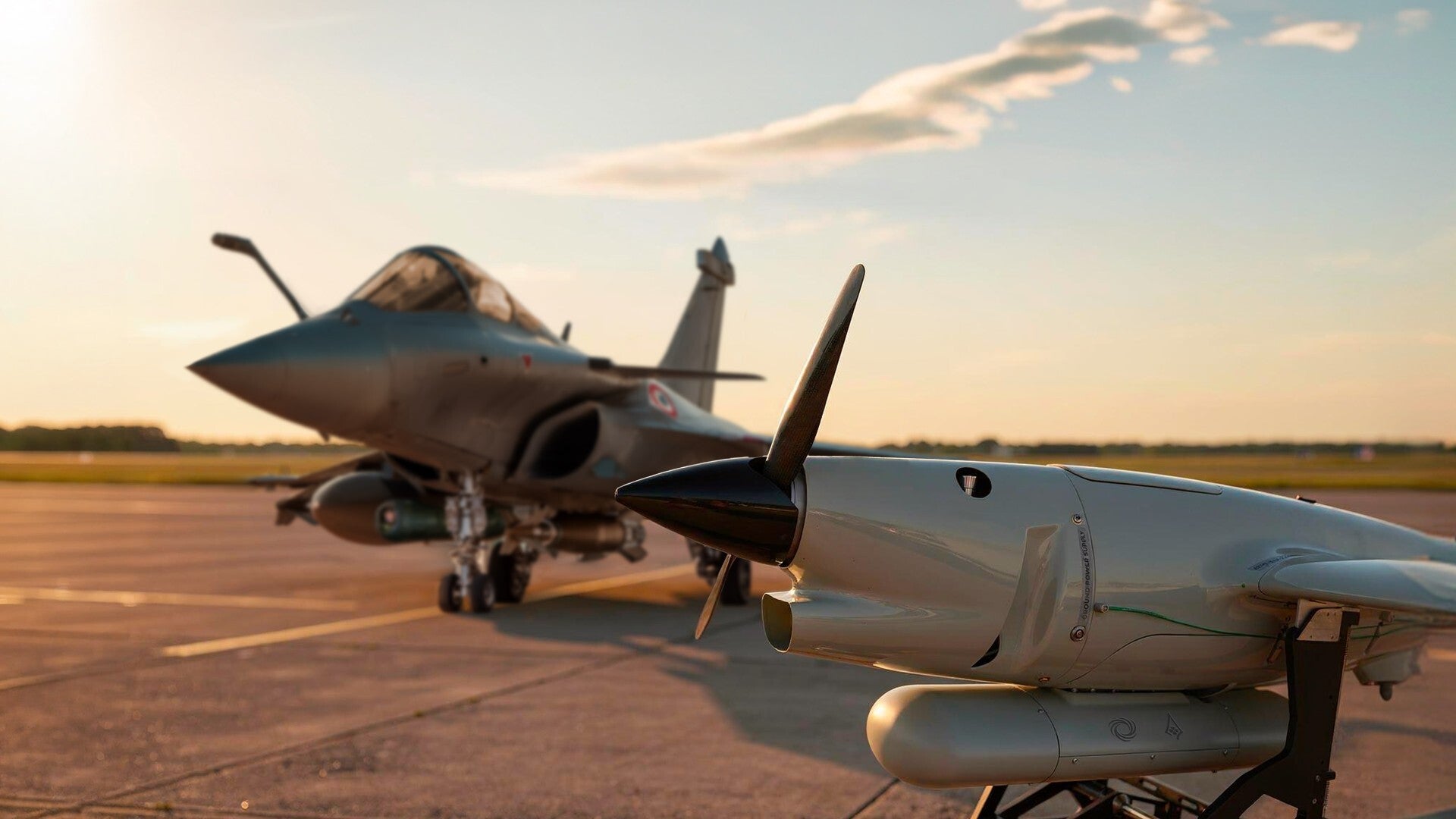 Un drone embarquant une charge utile et un Rafale F4 Un drone embarquant une charge utile et un Rafale F4