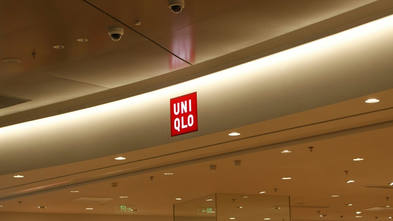 Uniqlo annonce l'ouverture de deux nouveaux magasins: quels sont les secrets du succès de l'enseigne au célèbre textile thermique?
