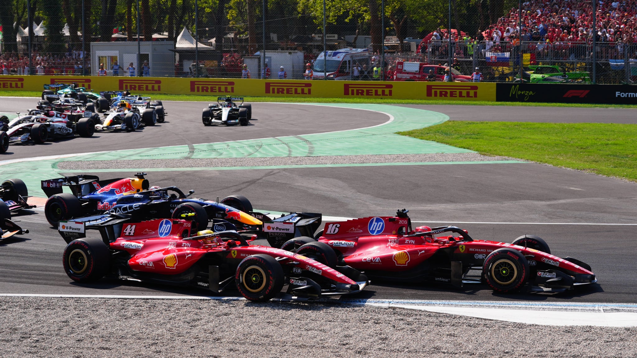 F1, GP d'Italie: Hamilton poussé par son coéquipier, crash pour Leclerc. début de course catastrophique pour Ferrari