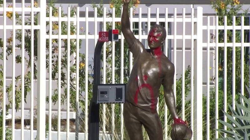 "Un acte de vandalisme diabolique": une statue rendant hommage à Charlie Kirk peinte en rouge quelques jours après son inauguration