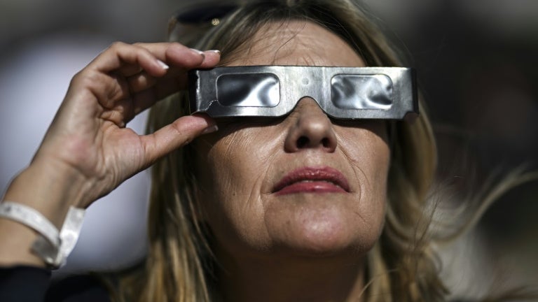 "Un moment raté": les écologistes chargent l'Etat face au manque de lunettes de protection pour l'éclipse