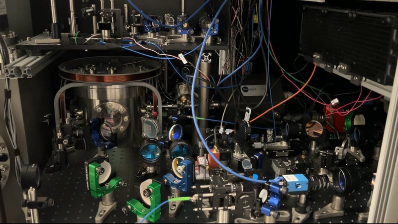 Des lasers, un super-congélateur et des atomes piégés dans le vide: on a visité l’usine de Pasqal, le champion français de l’ordinateur quantique (et on n'a pas tout compris)