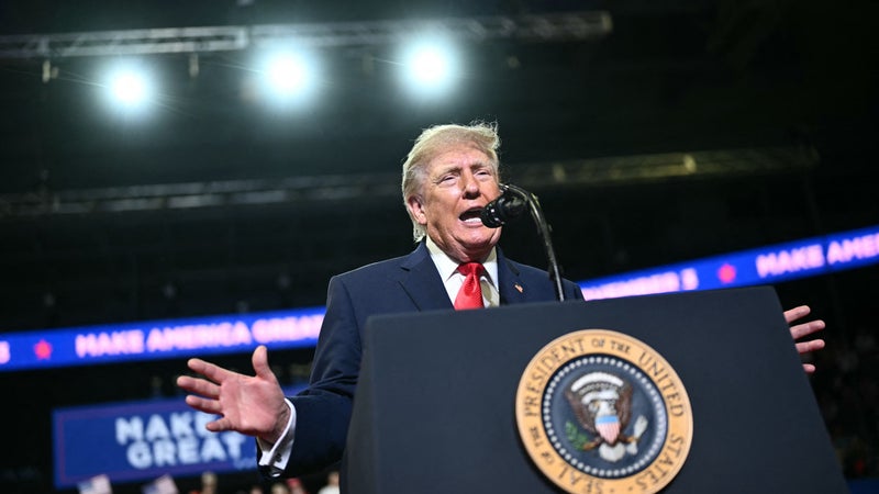 "J'ai le droit": devant ses supporters, Donald Trump laisse à nouveau planer le doute sur une candidature à un troisième mandat