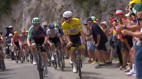 Tadej Pogacar regarde Nicolas Prodhomme lors de la 20e etape du Tour de France le 25 juillet 2026 2325324