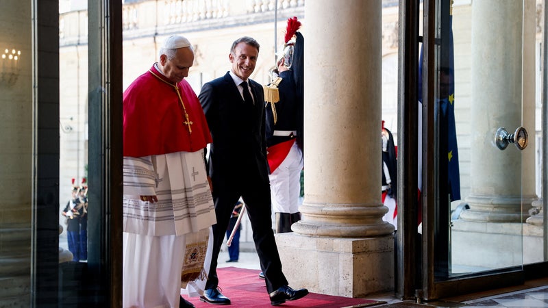 Devant le pape Léon XIV, Emmanuel Macron assure que la "laïcité française" n'est "nullement la négation de la religion"