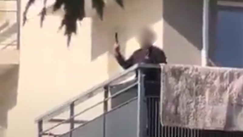Colère des lycéens: une femme filmée brandissant une arme depuis son balcon à Caen, la préfecture révèle que l'arme était factice
