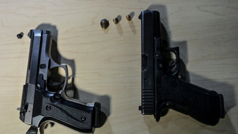 Une femme a tiré sur son mari, d'une balle en pleine tête, mais la victime a survécu à ce coup de feu (photo d'illustration).