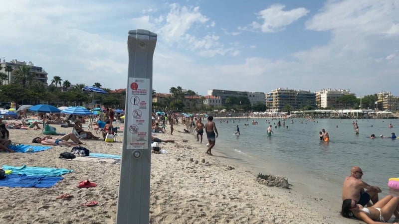 "C'est du gaspillage": cette mairie refuse de fermer ses douches de plage malgré la sécheresse