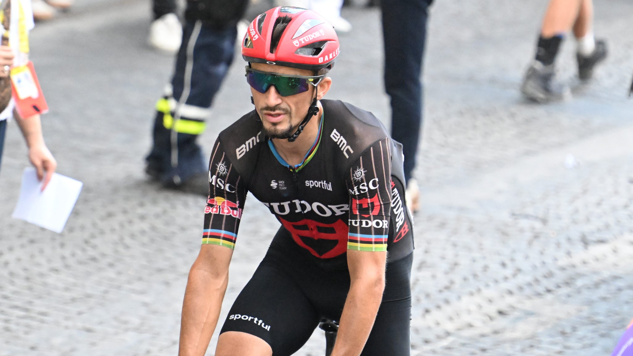 Tour de France 2026: les belles images de Julian Alaphilippe seul dans Montmartre, en communion avec le public